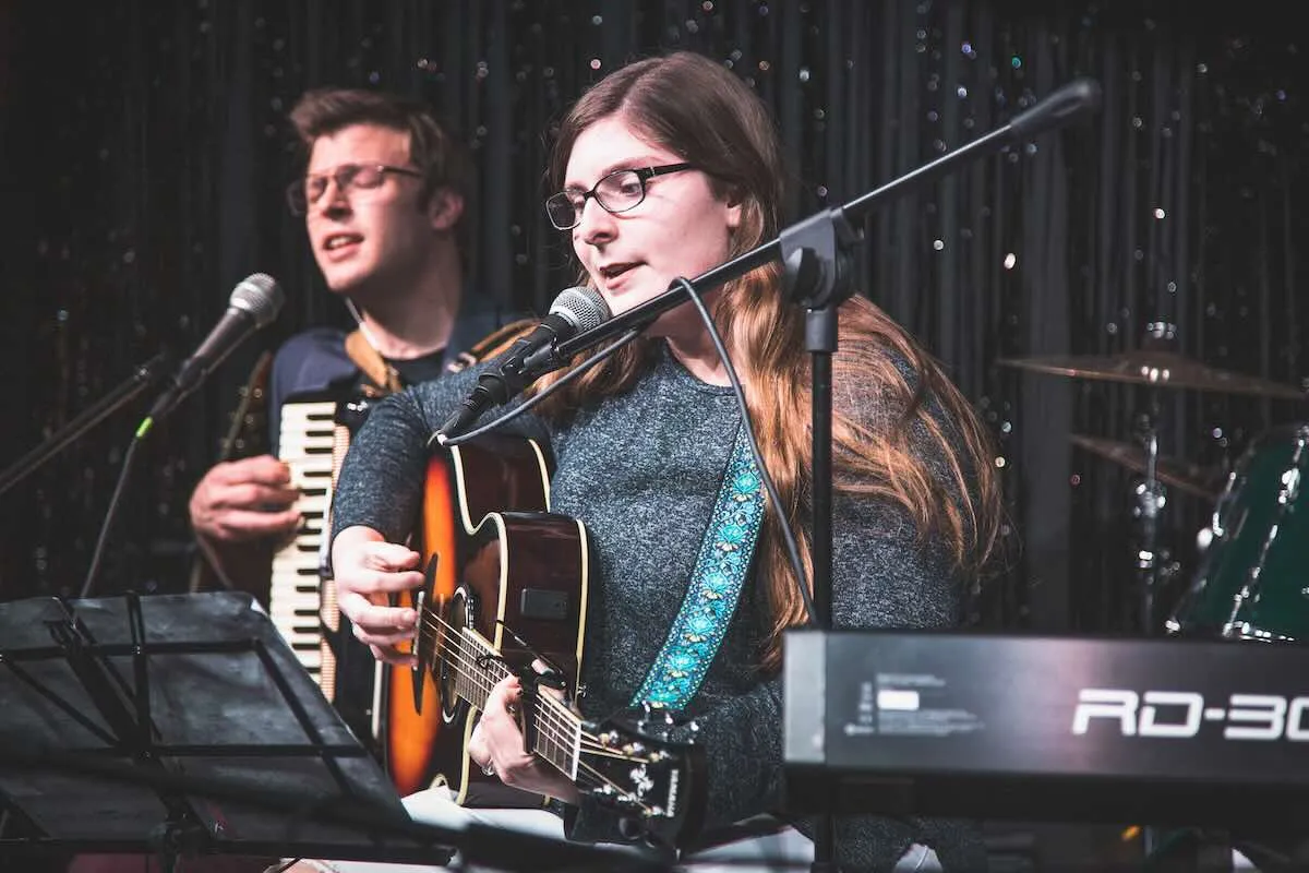 Learn how to sing — voice lesson with an expert vocal coach at Real Brave